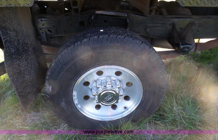 image for item BG9084 2000 Ford F250 Super Duty SuperCab flatbed pickup truck