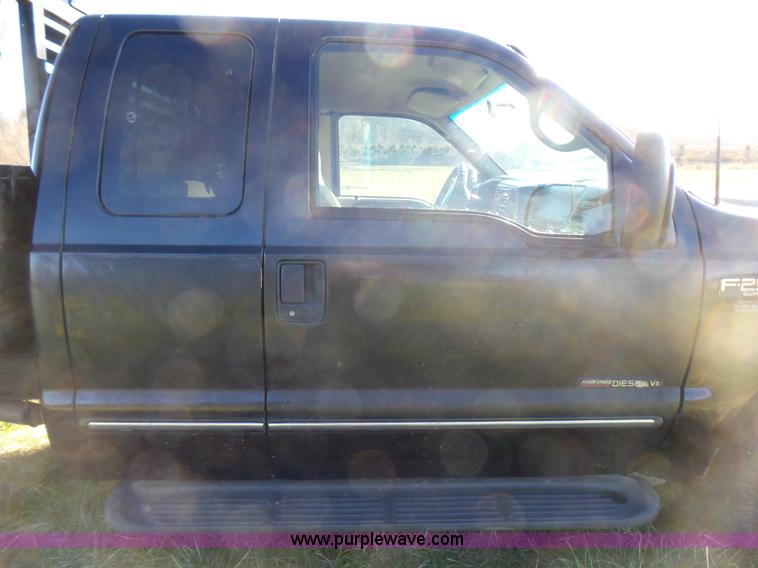 image for item BG9084 2000 Ford F250 Super Duty SuperCab flatbed pickup truck