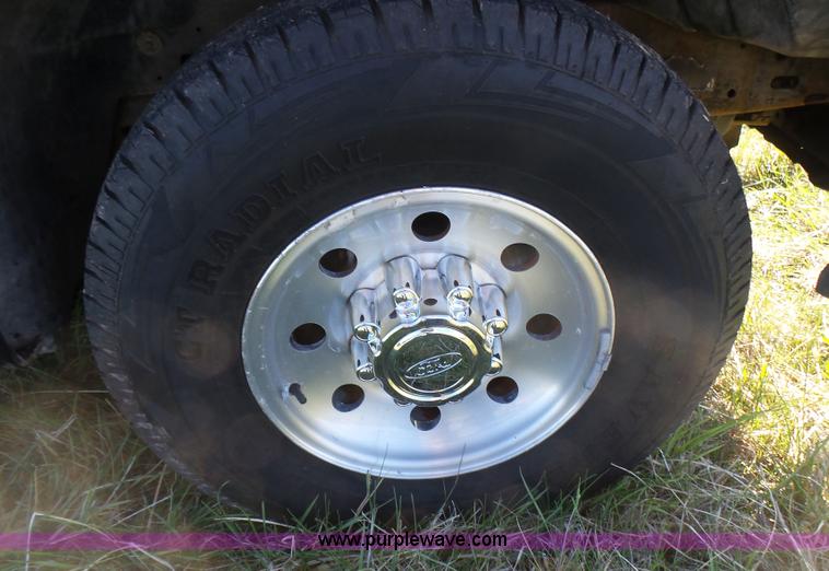 image for item BG9084 2000 Ford F250 Super Duty SuperCab flatbed pickup truck