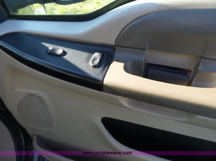 image for item BG9084 2000 Ford F250 Super Duty SuperCab flatbed pickup truck