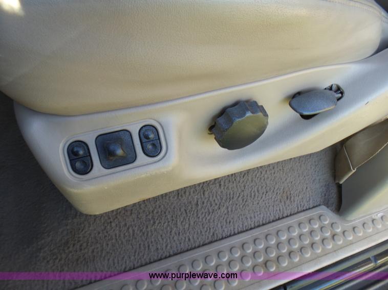 image for item BG9084 2000 Ford F250 Super Duty SuperCab flatbed pickup truck