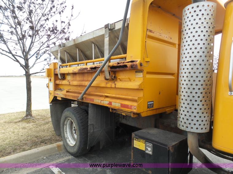 image for item BH9401 2002 International 4900 dump truck