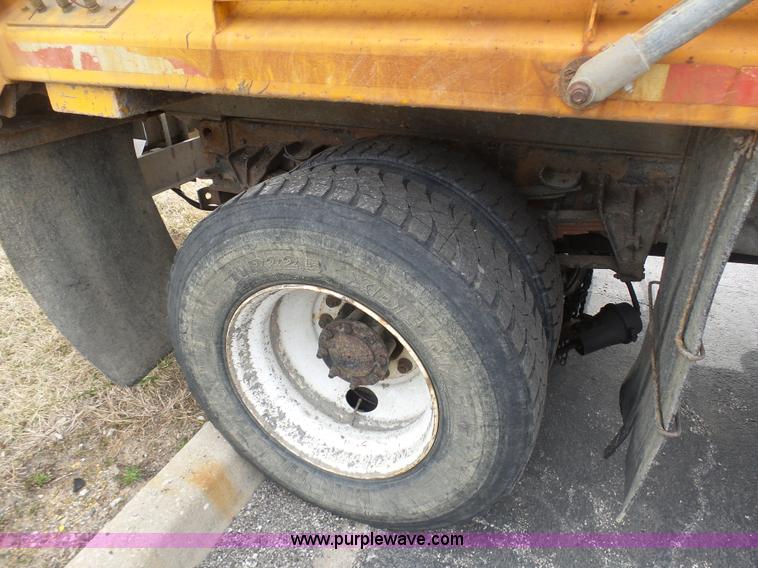 image for item BH9401 2002 International 4900 dump truck