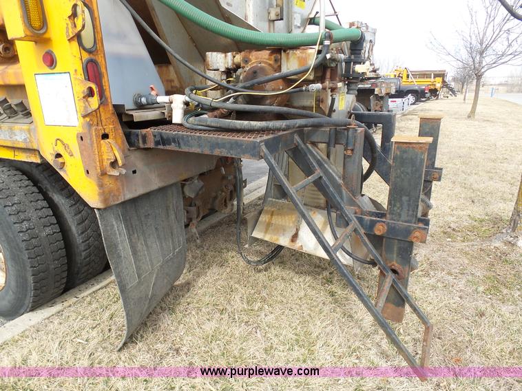 image for item BH9401 2002 International 4900 dump truck