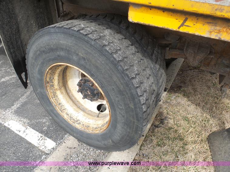 image for item BH9401 2002 International 4900 dump truck