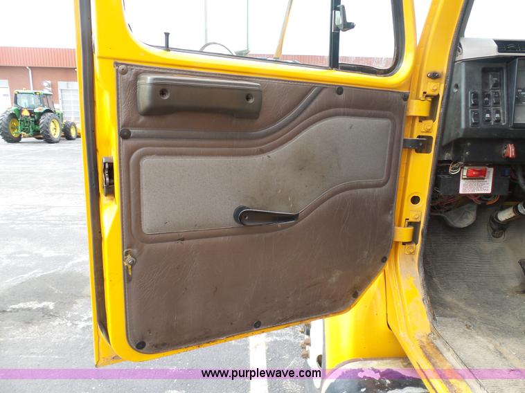 image for item BH9401 2002 International 4900 dump truck