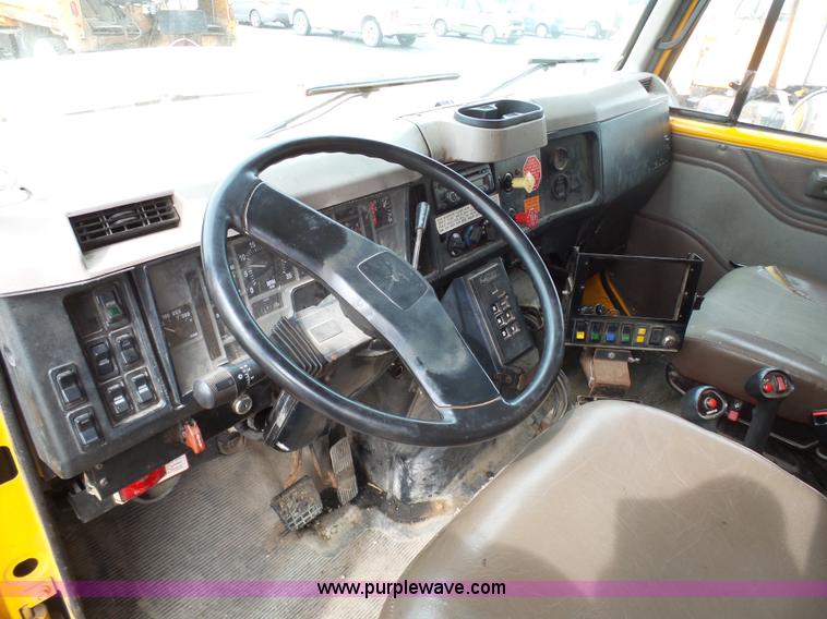 image for item BH9401 2002 International 4900 dump truck