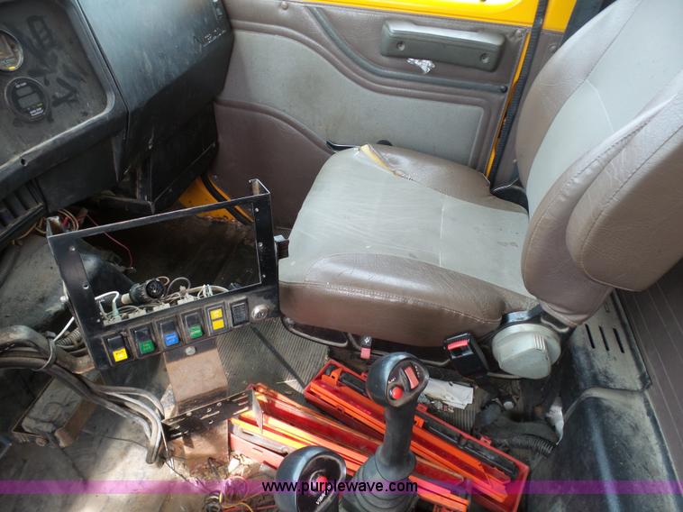 image for item BH9401 2002 International 4900 dump truck