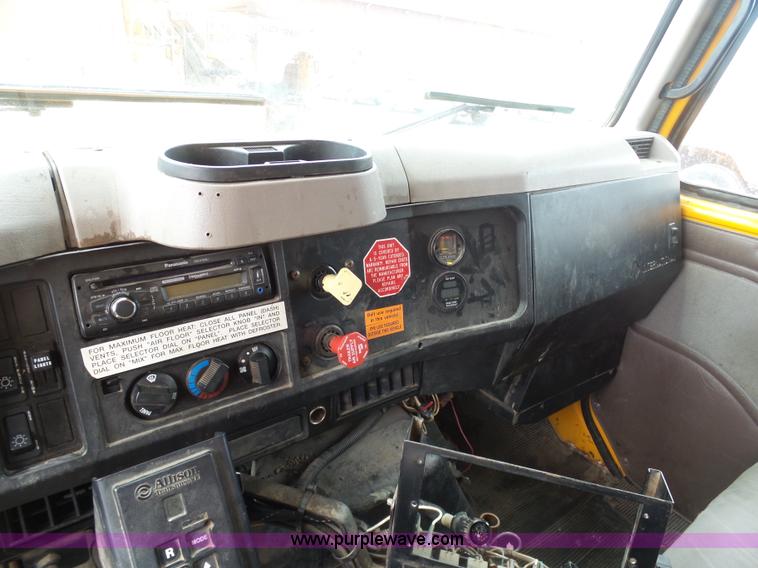 image for item BH9401 2002 International 4900 dump truck