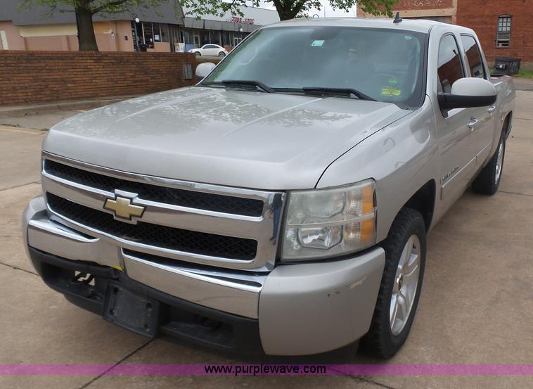 image for item J7517 2008 Chevrolet Silverado 1500 Crew Cab pickup truck