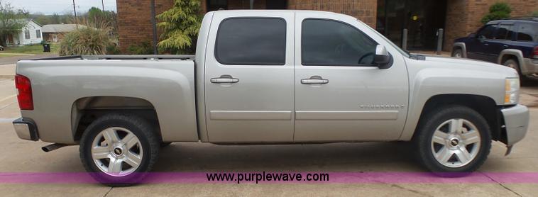 image for item J7517 2008 Chevrolet Silverado 1500 Crew Cab pickup truck