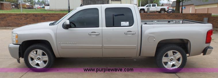 image for item J7517 2008 Chevrolet Silverado 1500 Crew Cab pickup truck