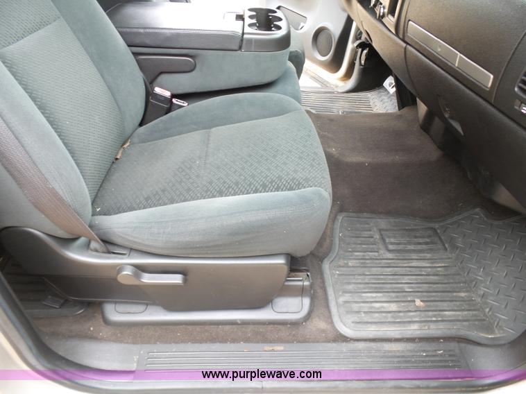 image for item J7517 2008 Chevrolet Silverado 1500 Crew Cab pickup truck