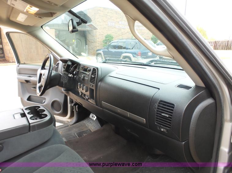 image for item J7517 2008 Chevrolet Silverado 1500 Crew Cab pickup truck