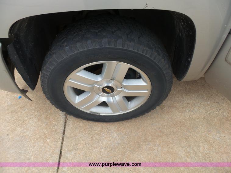 image for item J7517 2008 Chevrolet Silverado 1500 Crew Cab pickup truck