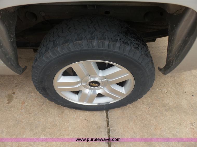 image for item J7517 2008 Chevrolet Silverado 1500 Crew Cab pickup truck