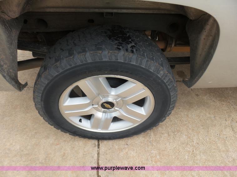 image for item J7517 2008 Chevrolet Silverado 1500 Crew Cab pickup truck