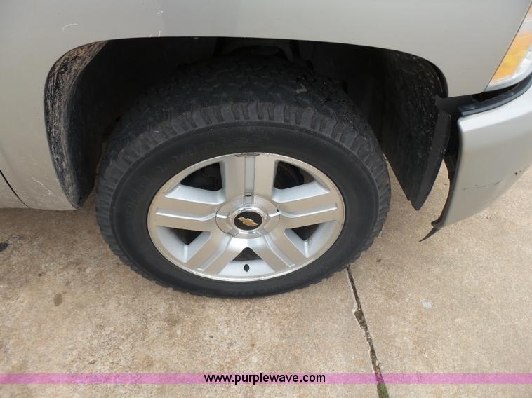 image for item J7517 2008 Chevrolet Silverado 1500 Crew Cab pickup truck