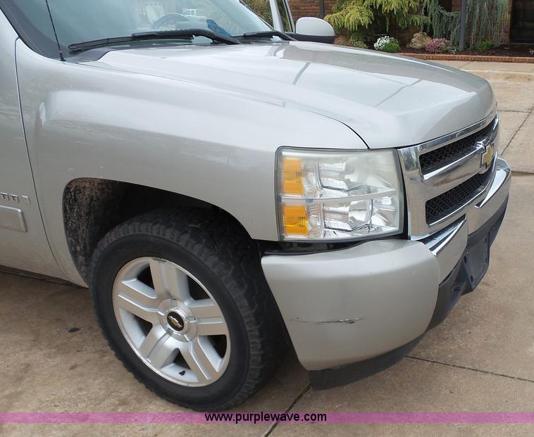 image for item J7517 2008 Chevrolet Silverado 1500 Crew Cab pickup truck