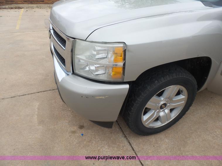 image for item J7517 2008 Chevrolet Silverado 1500 Crew Cab pickup truck