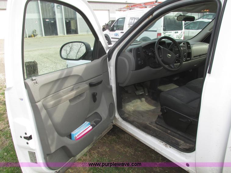 image for item J8976 2010 Chevrolet Silverado 1500 pickup truck