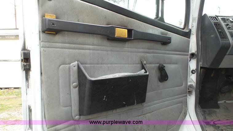 image for item K4209 1998 Freightliner FL70 box truck