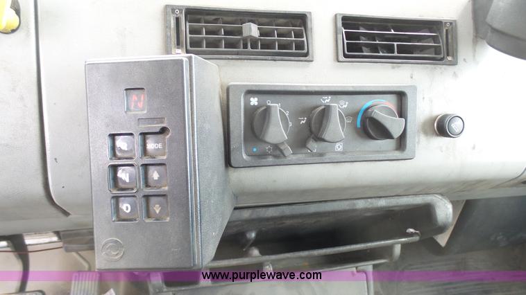 image for item K4209 1998 Freightliner FL70 box truck