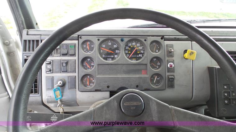 image for item K4209 1998 Freightliner FL70 box truck
