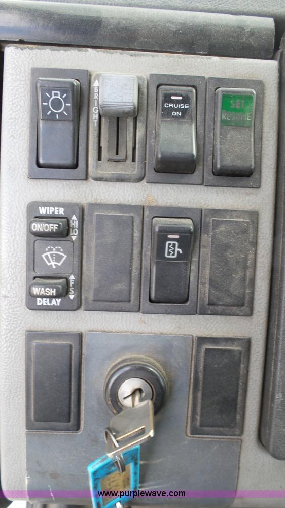 image for item K4209 1998 Freightliner FL70 box truck