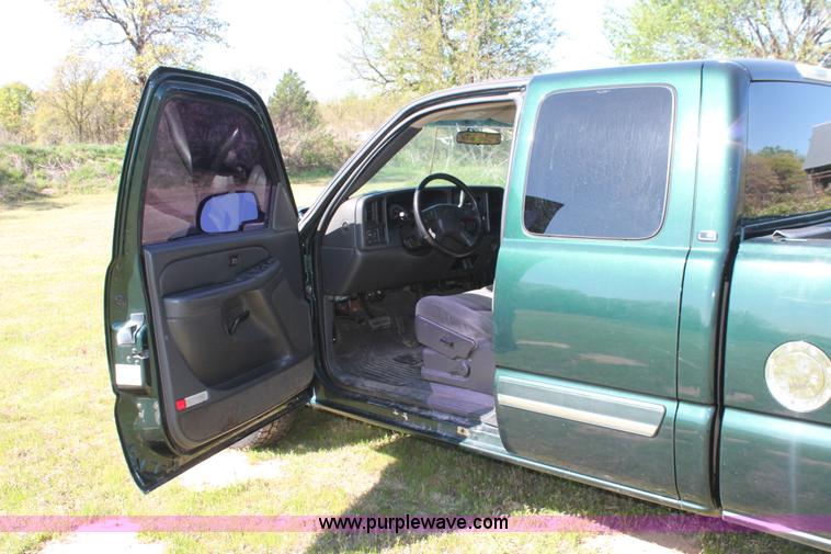 image for item K8977 2005 Chevrolet Silverado 1500 Ext. Cab pickup truck