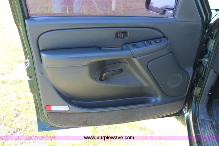 image for item K8977 2005 Chevrolet Silverado 1500 Ext. Cab pickup truck