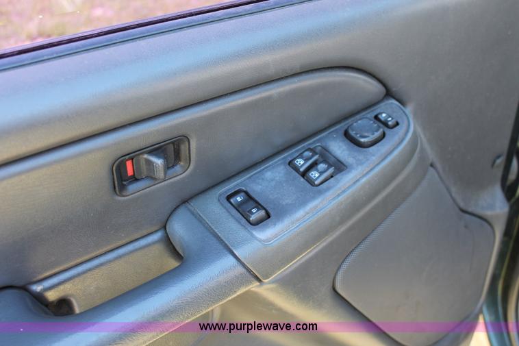 image for item K8977 2005 Chevrolet Silverado 1500 Ext. Cab pickup truck