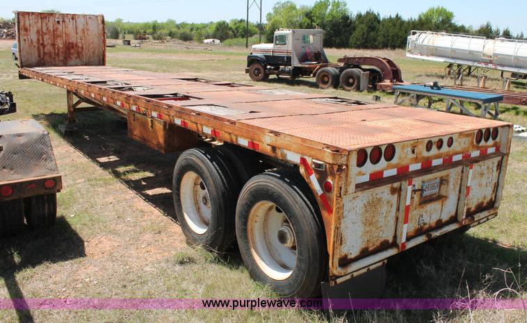 image for item K8979 1980 Fruehauf flatbed trailer