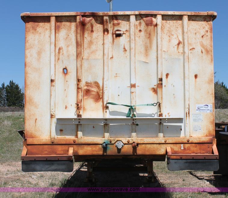 image for item K8979 1980 Fruehauf flatbed trailer