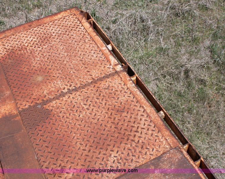 image for item K8979 1980 Fruehauf flatbed trailer