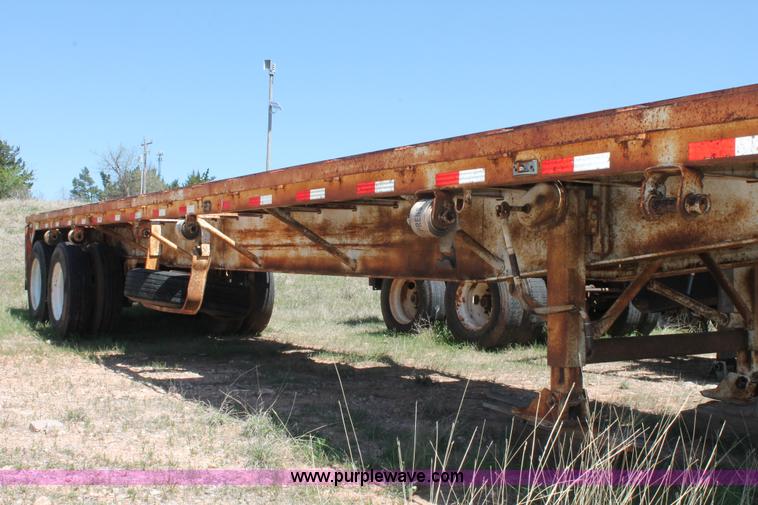 image for item K8979 1980 Fruehauf flatbed trailer