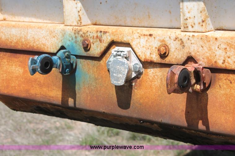 image for item K8979 1980 Fruehauf flatbed trailer