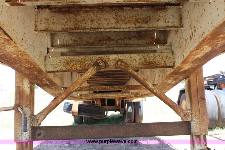 image for item K8979 1980 Fruehauf flatbed trailer
