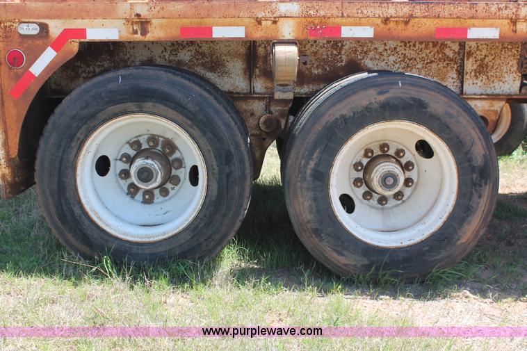 image for item K8979 1980 Fruehauf flatbed trailer