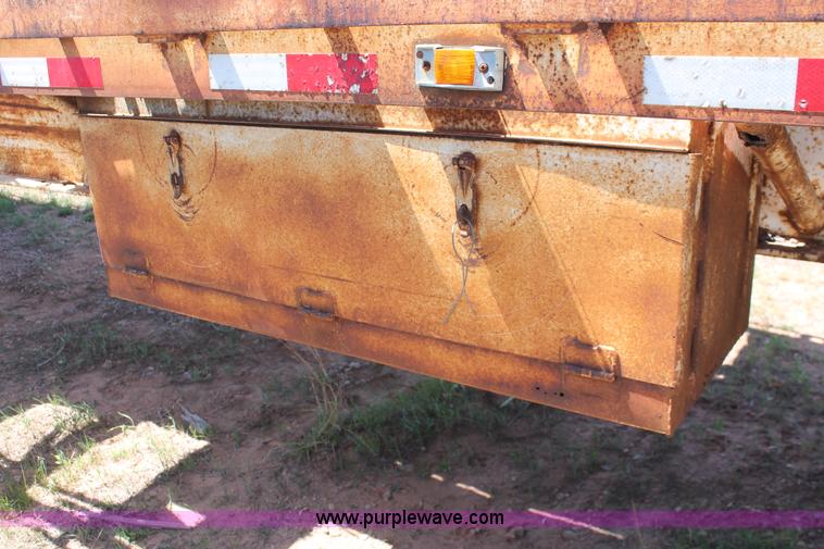 image for item K8979 1980 Fruehauf flatbed trailer