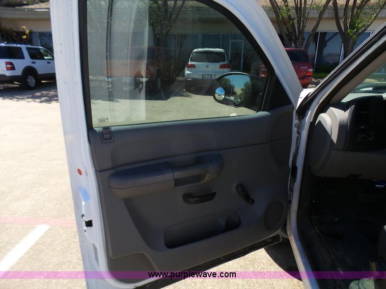 image for item L1530 2008 GMC Sierra 1500 pickup truck