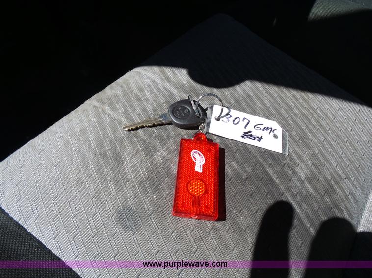 image for item L1530 2008 GMC Sierra 1500 pickup truck