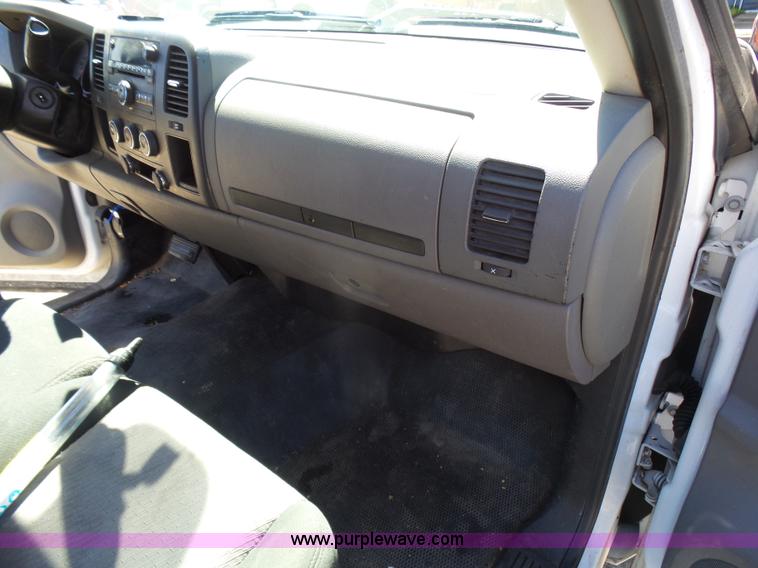 image for item L1530 2008 GMC Sierra 1500 pickup truck