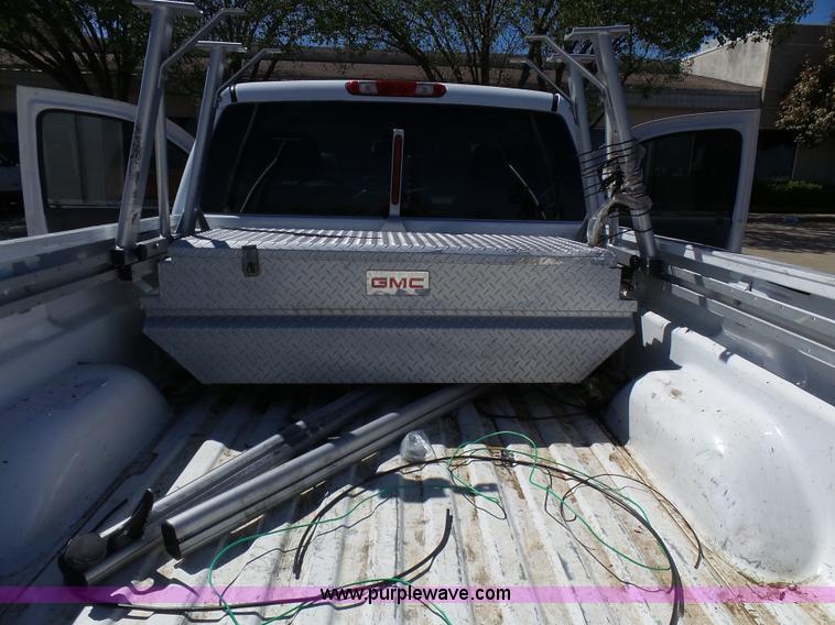 image for item L1530 2008 GMC Sierra 1500 pickup truck