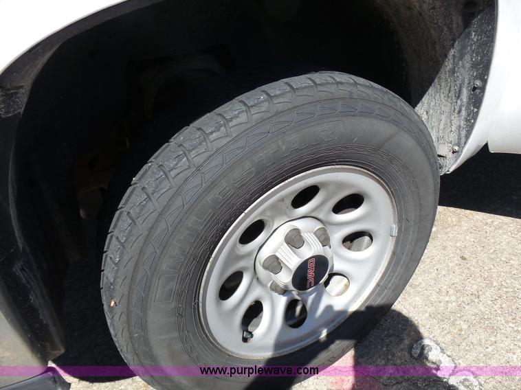 image for item L1530 2008 GMC Sierra 1500 pickup truck