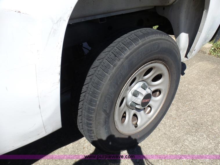 image for item L1530 2008 GMC Sierra 1500 pickup truck