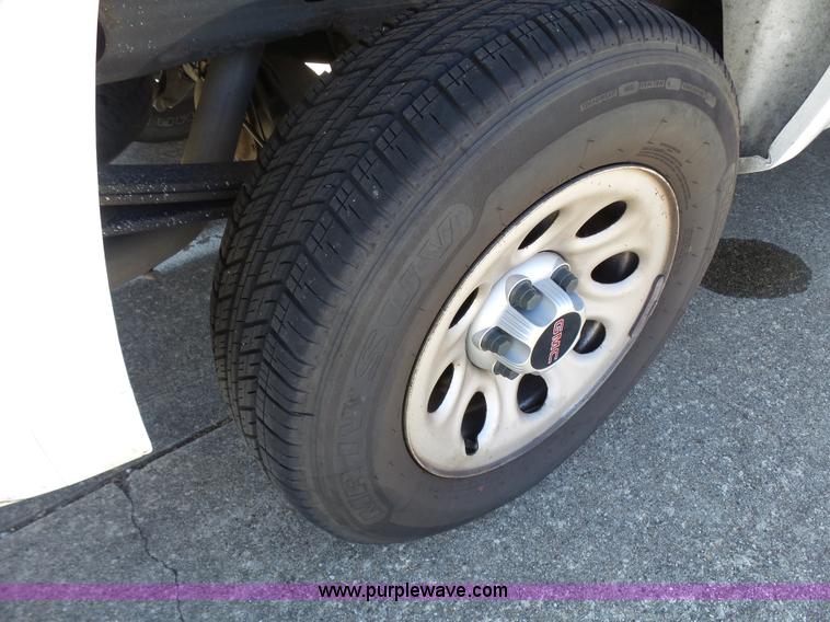 image for item L1530 2008 GMC Sierra 1500 pickup truck