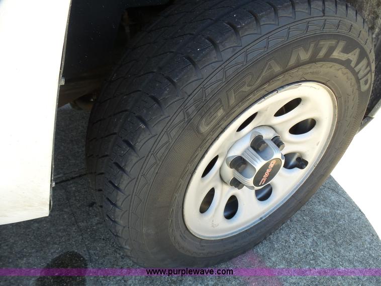 image for item L1530 2008 GMC Sierra 1500 pickup truck