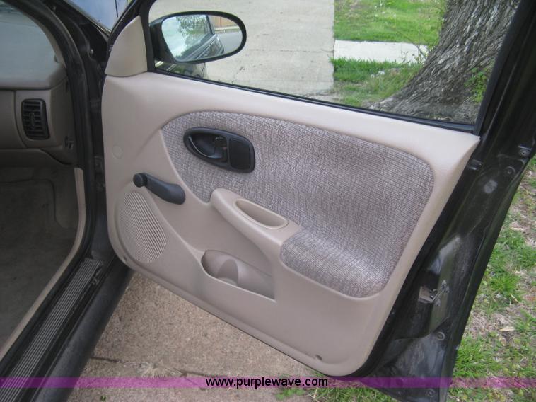 image for item L3824 2000 Saturn SL