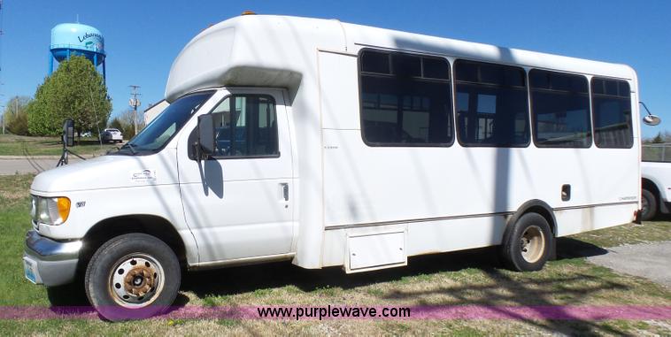 image for item L5489 2002 Ford 801 bus